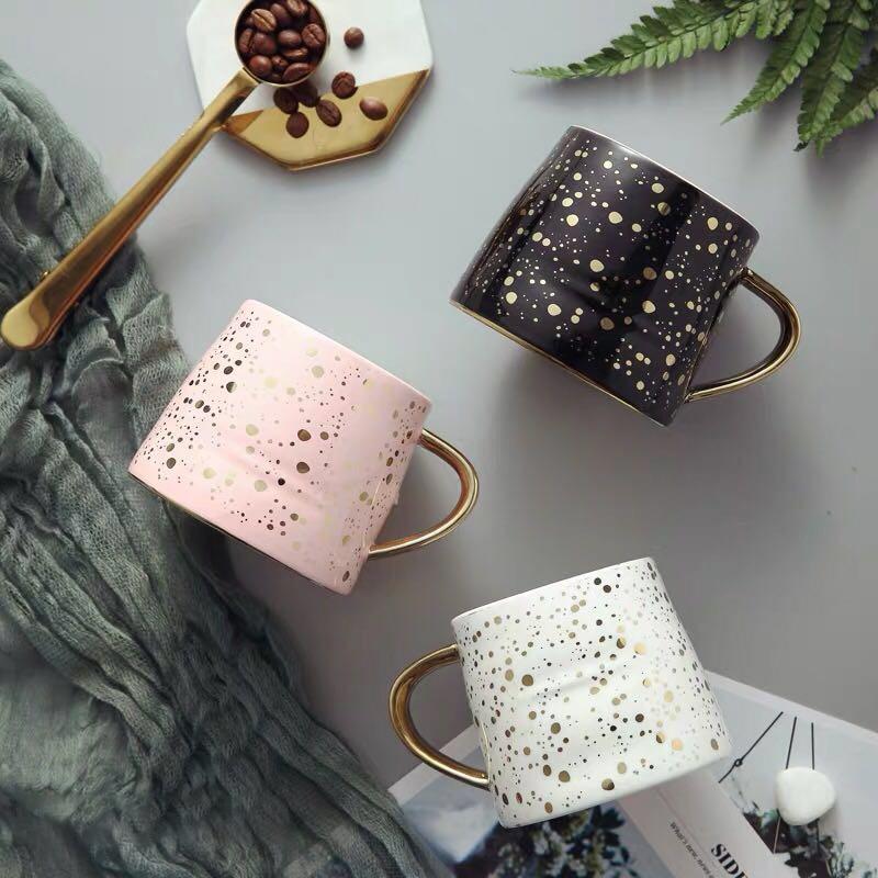 Goldgepunktete Kaffeetasse