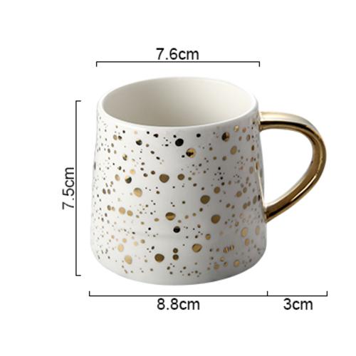 Goldgepunktete Kaffeetasse