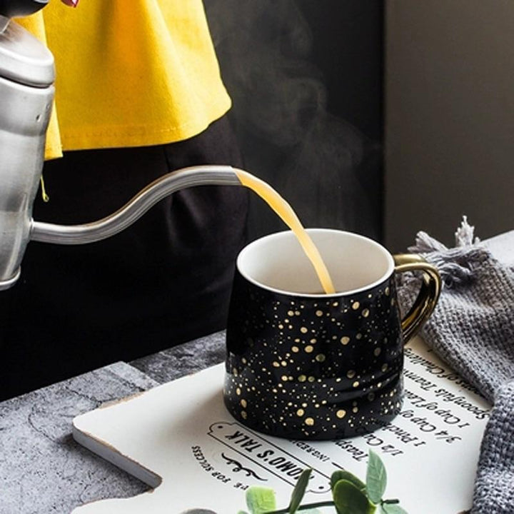 Goldgepunktete Kaffeetasse