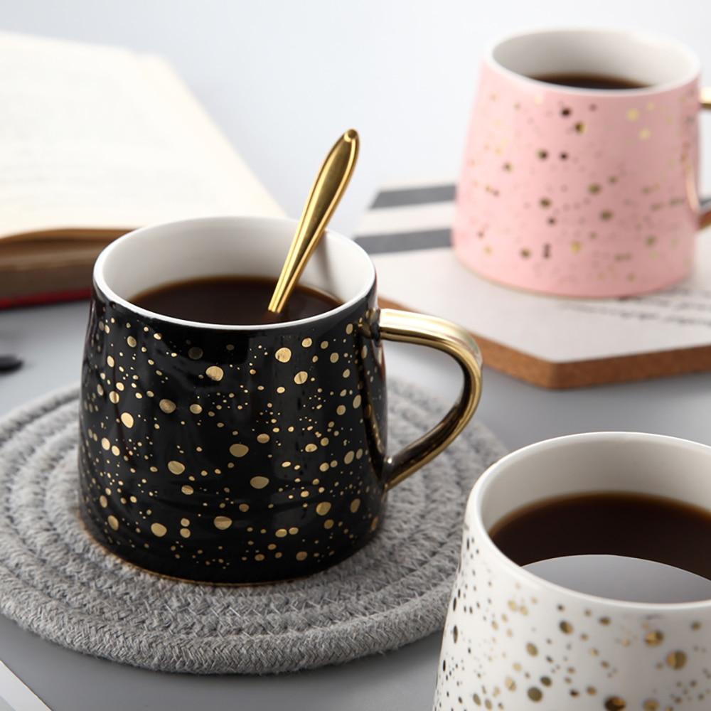 Goldgepunktete Kaffeetasse