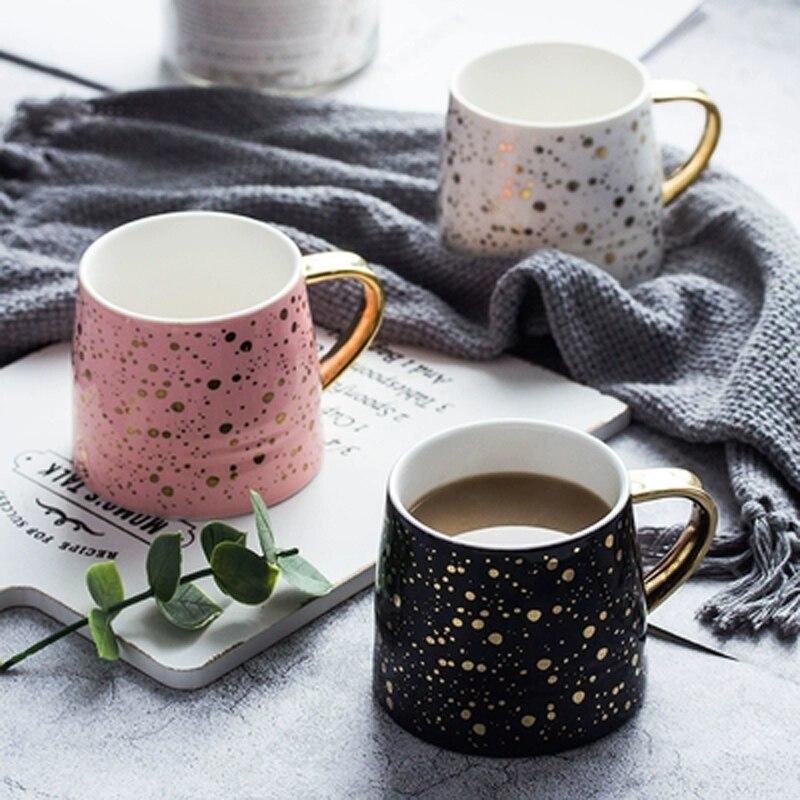 Goldgepunktete Kaffeetasse