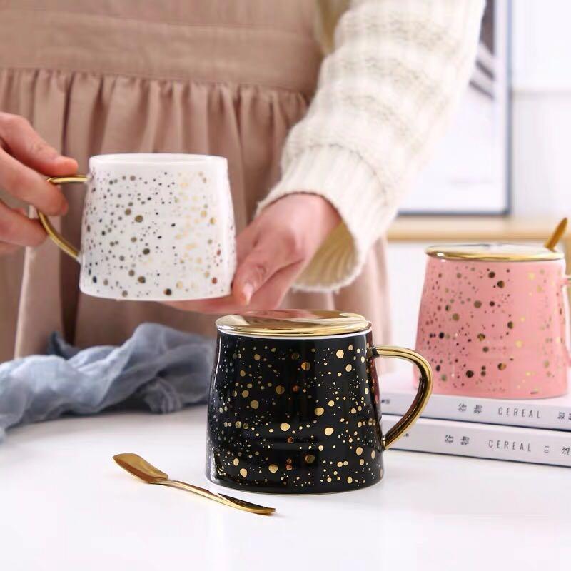 Goldgepunktete Kaffeetasse