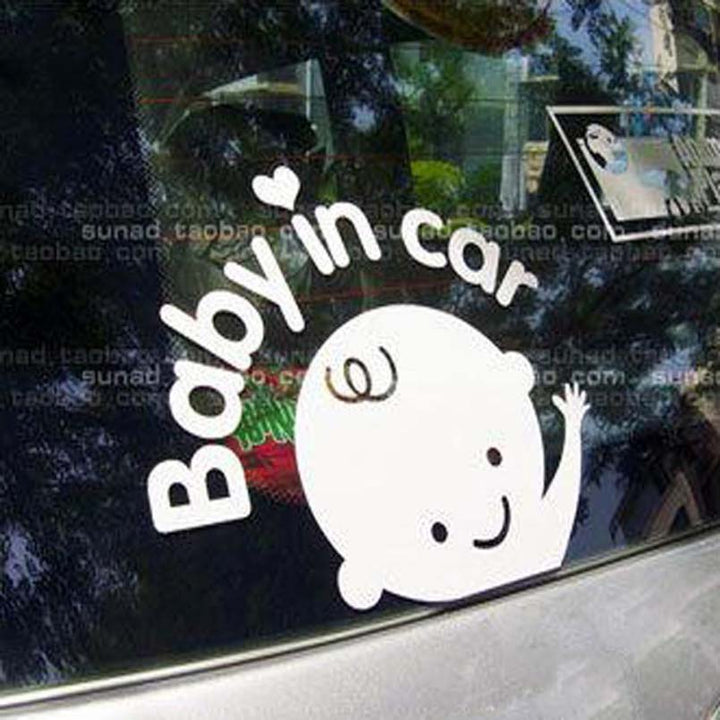 Autoaufkleber Baby im Auto winkendes Baby an Bord