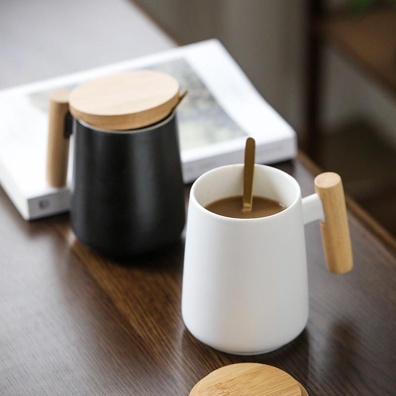 Lange Kaffeetasse mit Holzgriff