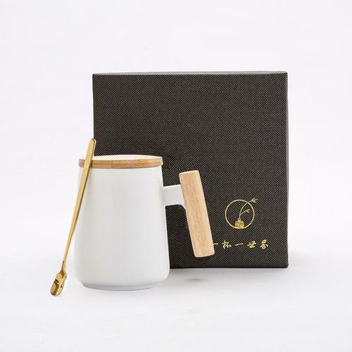 Lange Kaffeetasse mit Holzgriff