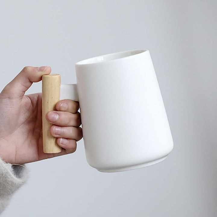 Lange Kaffeetasse mit Holzgriff
