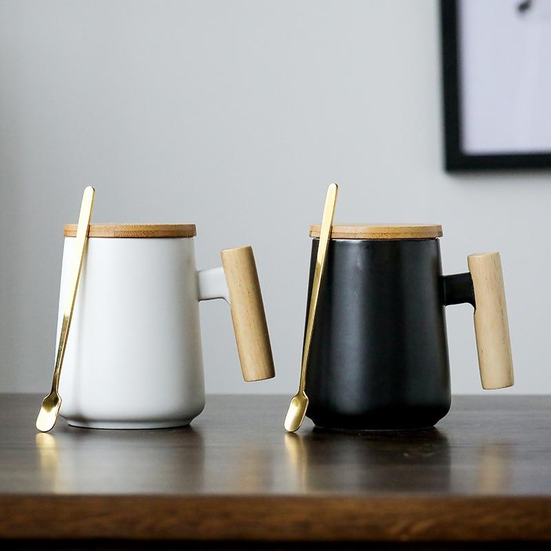 Lange Kaffeetasse mit Holzgriff