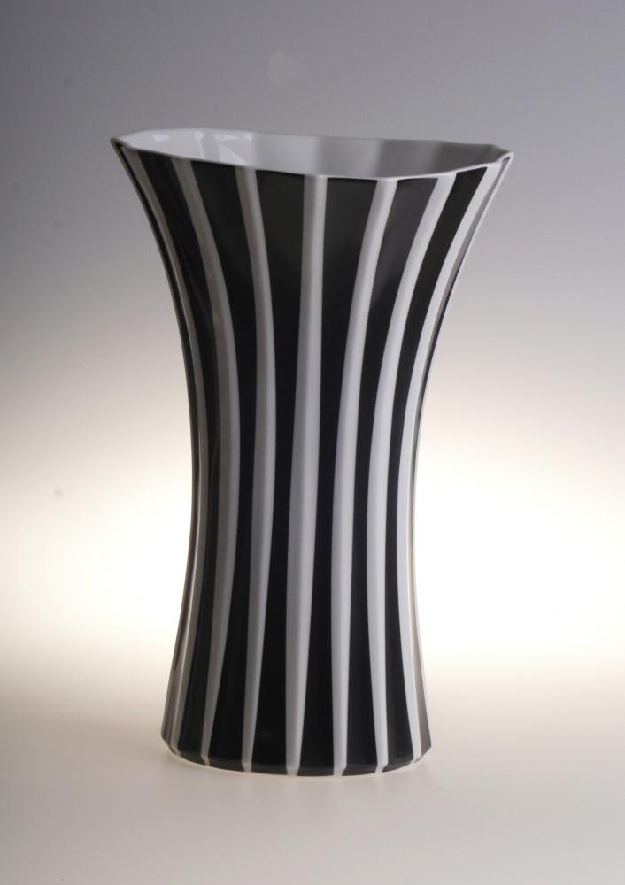 Weiß gestreifte Porzellan-Blumenvase im Retro-Stil l
