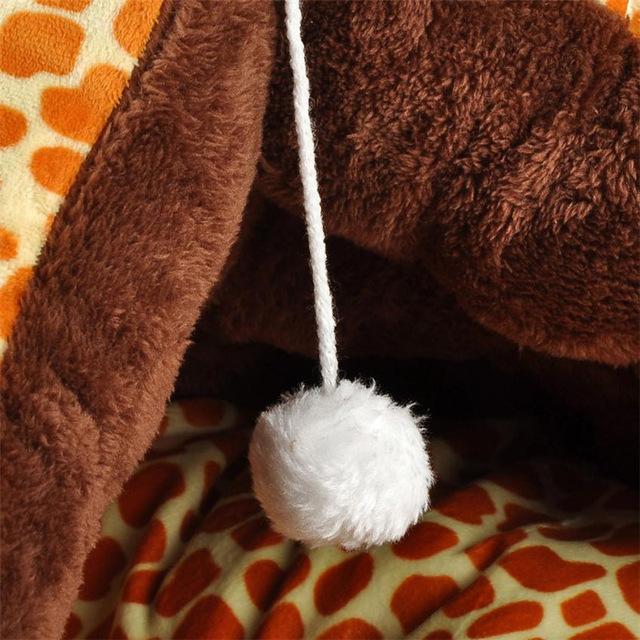 Kleines Kätzchen, Winterhöhle, Hausqualität, warme Katze 