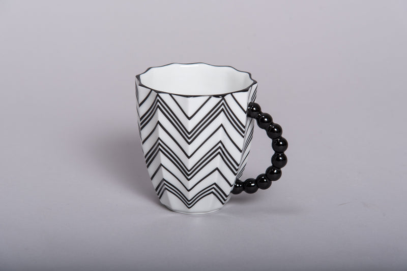 Black & White Retro Style Round Zig Zag Porcelain