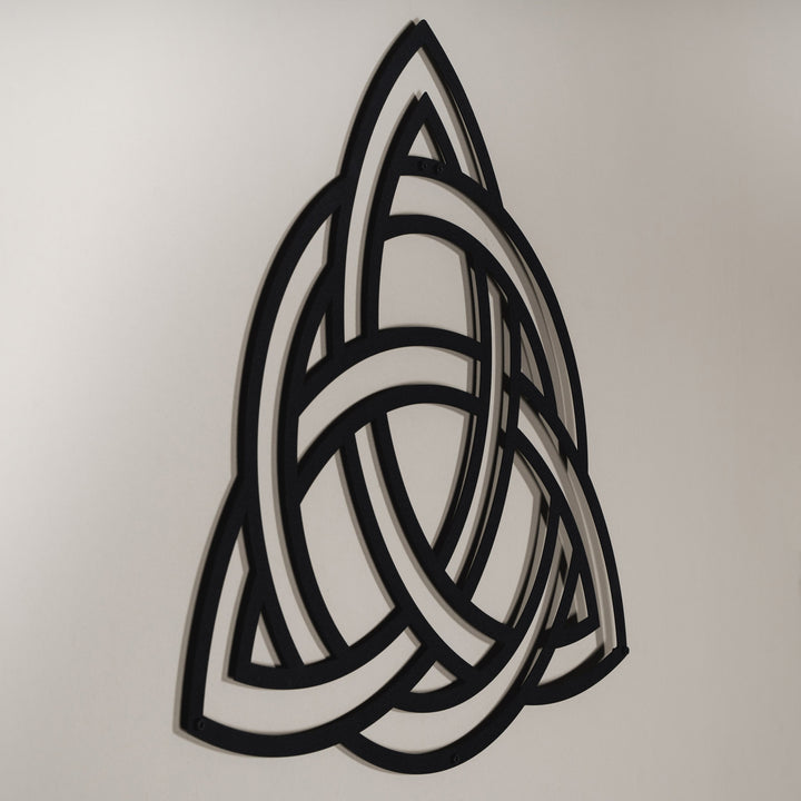 Triquetra – Wandkunst aus Metall 