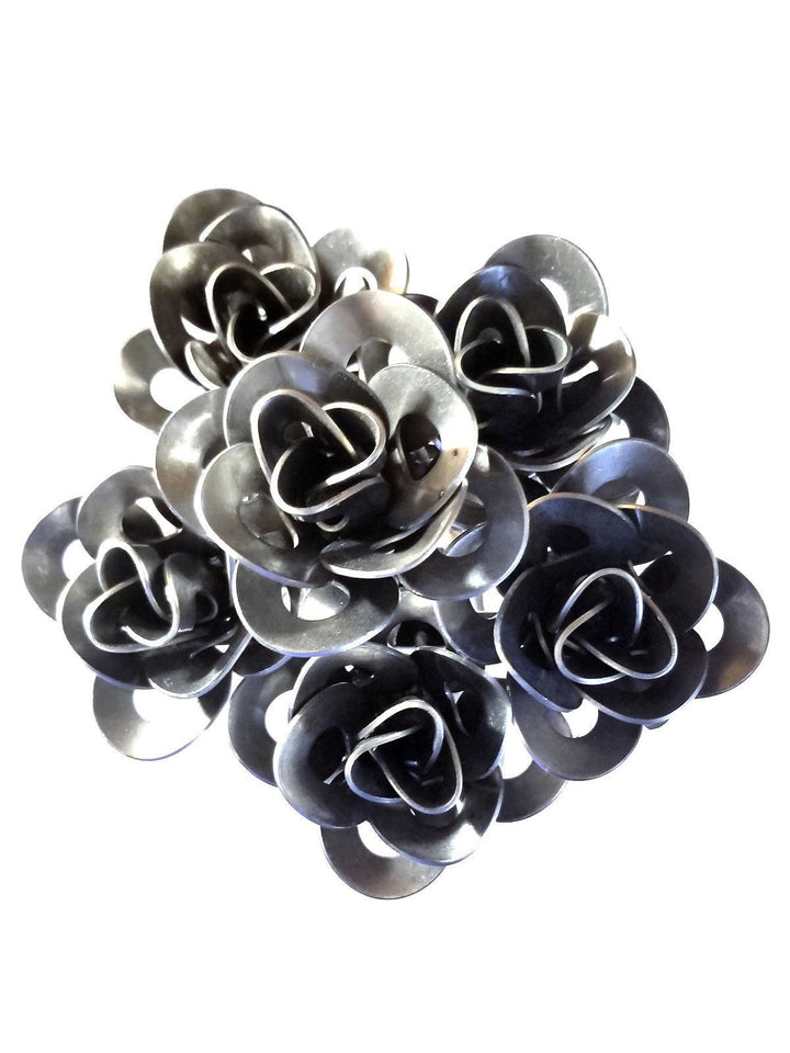 Halbes Dutzend Metallrosen und Vase, sechs recycelte Metallrosen und Vase,
