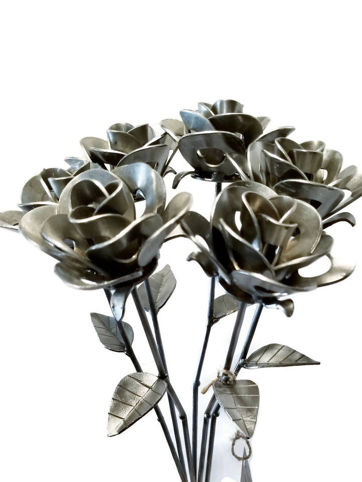 Ein halbes Dutzend Metallrosen, sechs Metallrosen, geschweißte Metallrosenskulpturen,