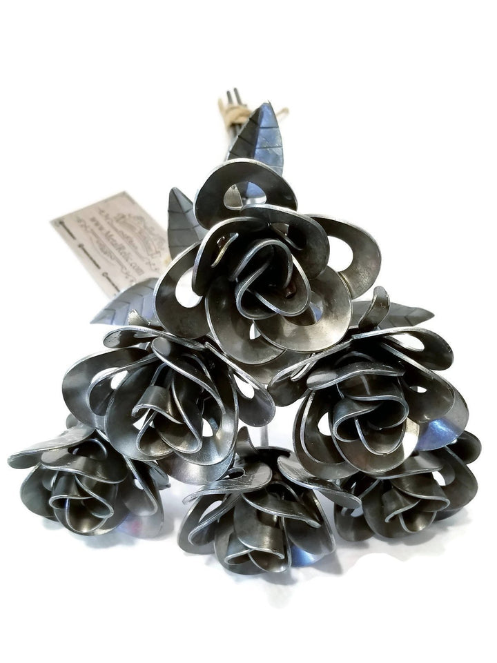 Ein halbes Dutzend Metallrosen, sechs Metallrosen, geschweißte Metallrosenskulpturen,