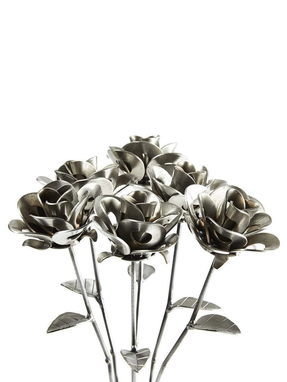Halbes Dutzend Metallrosen und Vase, sechs recycelte Metallrosen und Vase,