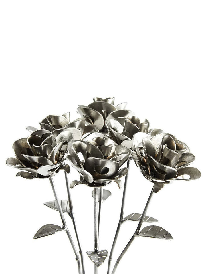 Halbes Dutzend Metallrosen und Vase, sechs recycelte Metallrosen und Vase,