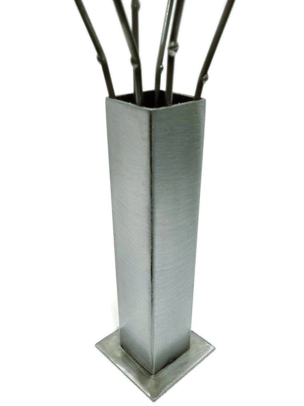 Halbes Dutzend Metallrosen und Vase, sechs recycelte Metallrosen und Vase,