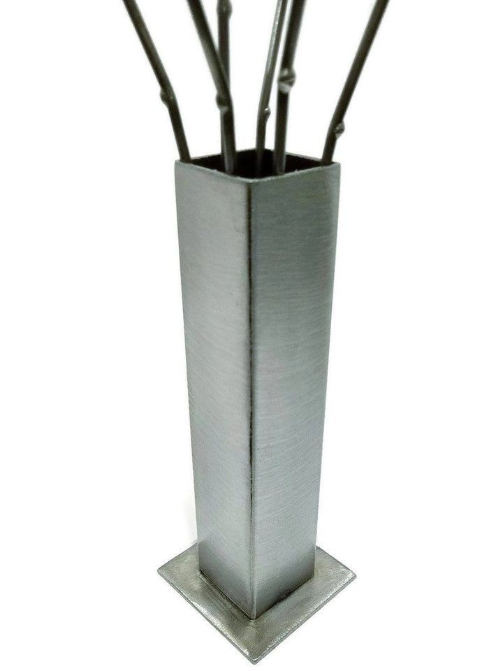 Halbes Dutzend Metallrosen und Vase, sechs recycelte Metallrosen und Vase,