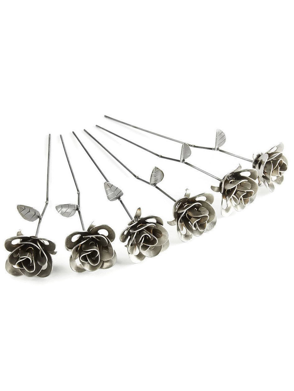 Ein halbes Dutzend Metallrosen, sechs Metallrosen, geschweißte Metallrosenskulpturen,