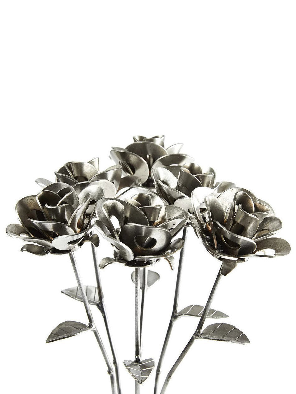 Ein halbes Dutzend Metallrosen, sechs Metallrosen, geschweißte Metallrosenskulpturen,