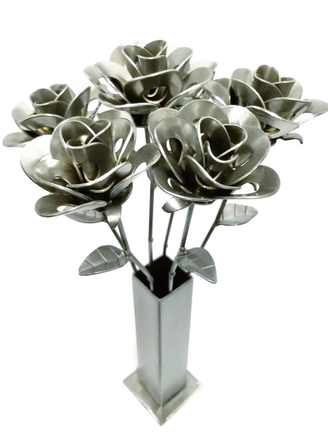 Halbes Dutzend Metallrosen und Vase, sechs recycelte Metallrosen und Vase,