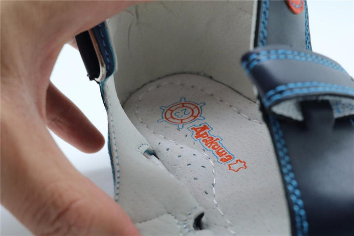 Orthopädische Sandalen für Kinder.