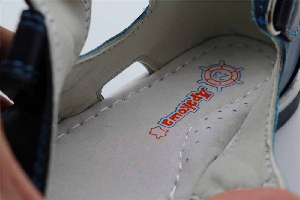 Orthopädische Sandalen für Kinder.