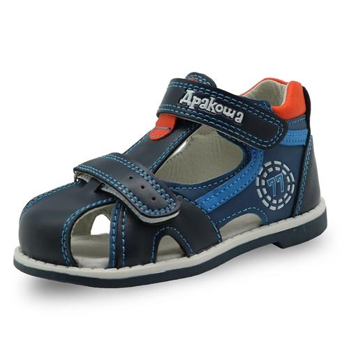 Orthopädische Sandalen für Kinder.