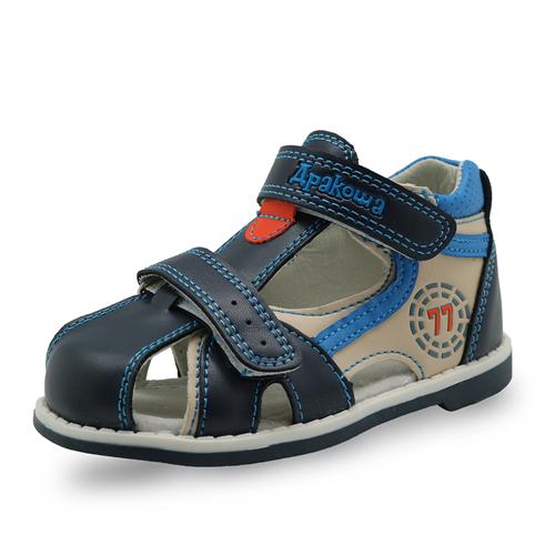 Orthopädische Sandalen für Kinder.