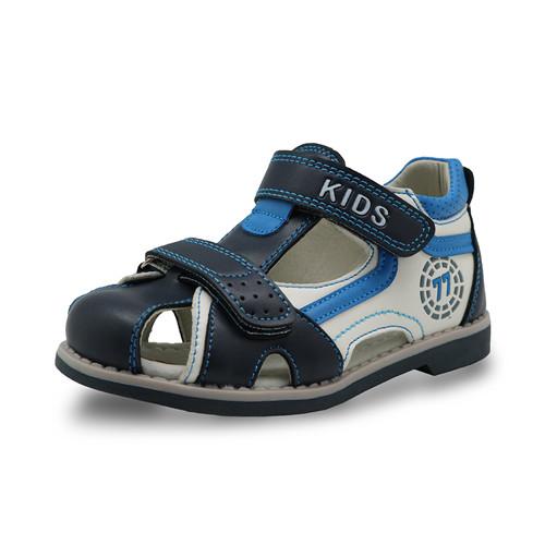 Orthopädische Sandalen für Kinder.