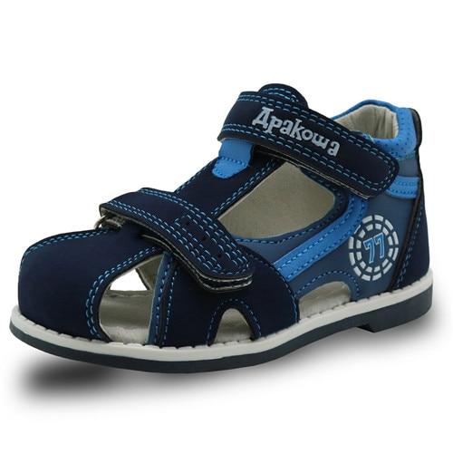 Orthopädische Sandalen für Kinder.