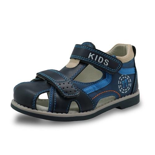 Orthopädische Sandalen für Kinder.