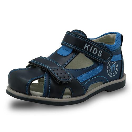 Orthopädische Sandalen für Kinder.