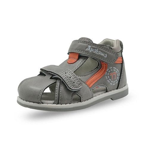 Orthopädische Sandalen für Kinder.