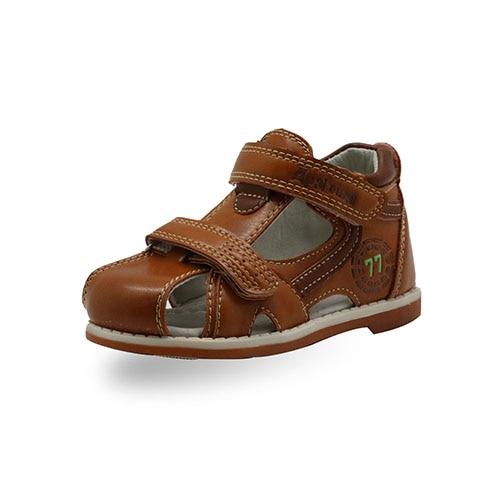 Orthopädische Sandalen für Kinder.