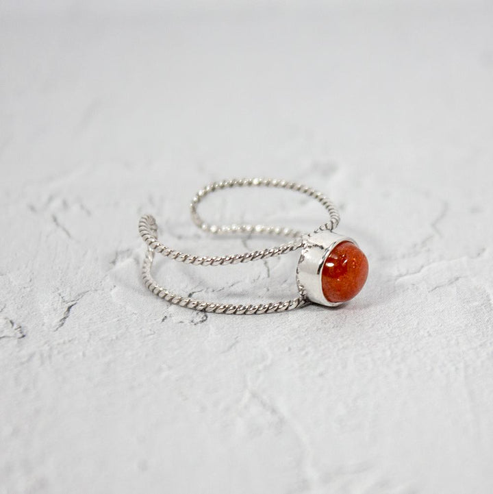 Sonnenstein-Ring aus Sterlingsilber mit gedrehtem Manschettenband