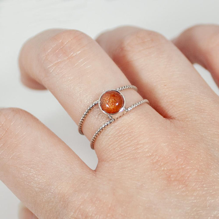 Sonnenstein-Ring aus Sterlingsilber mit gedrehtem Manschettenband